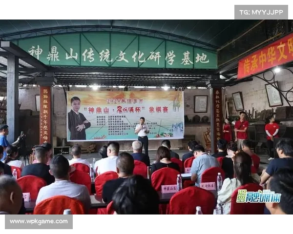 许银川亮相泰安景区与游客互动 参与群众象棋比赛引发热烈反响 许银川亮相泰安景区与游客互动 参与群众象棋比赛引发热烈反响